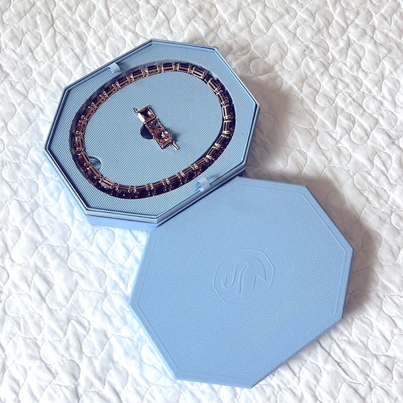 Swarovski necklace with extender and case. - Picture 5 of 6